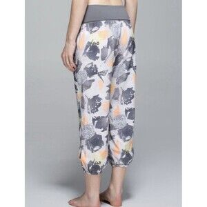 Lululemon Womens Om Pant Mini Art Pop White Multi Slate Roll Down Waist Yoga 4